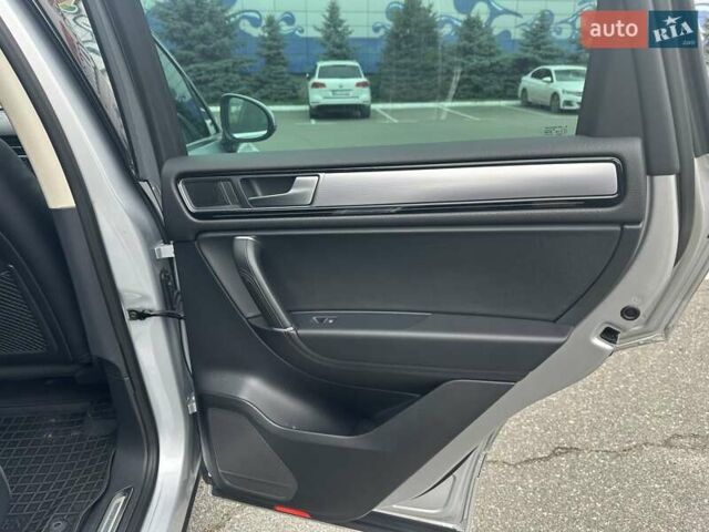 Серый Фольксваген Туарег, объемом двигателя 2.97 л и пробегом 196 тыс. км за 28000 $, фото 11 на Automoto.ua