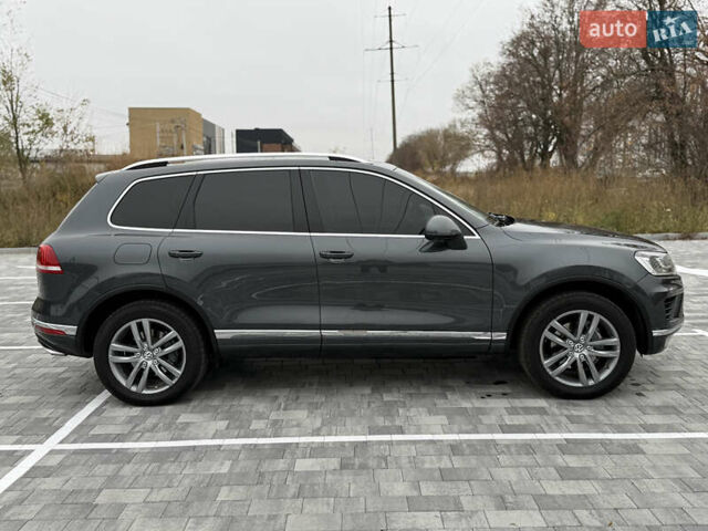 Серый Фольксваген Туарег, объемом двигателя 3 л и пробегом 186 тыс. км за 22500 $, фото 5 на Automoto.ua