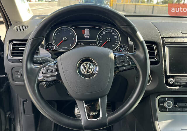 Серый Фольксваген Туарег, объемом двигателя 3 л и пробегом 173 тыс. км за 32000 $, фото 20 на Automoto.ua