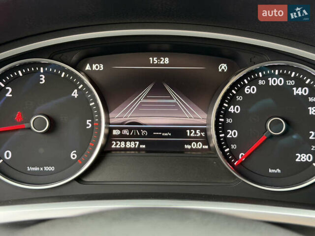 Серый Фольксваген Туарег, объемом двигателя 3 л и пробегом 228 тыс. км за 24900 $, фото 55 на Automoto.ua