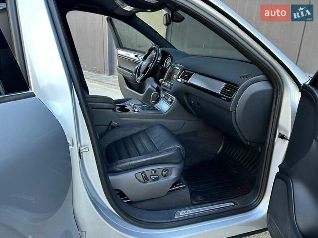 Серый Фольксваген Туарег, объемом двигателя 3 л и пробегом 193 тыс. км за 23450 $, фото 43 на Automoto.ua