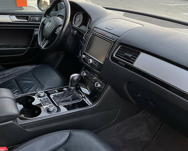 Серый Фольксваген Туарег, объемом двигателя 2.97 л и пробегом 200 тыс. км за 28500 $, фото 44 на Automoto.ua