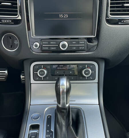 Серый Фольксваген Туарег, объемом двигателя 3 л и пробегом 173 тыс. км за 32000 $, фото 17 на Automoto.ua