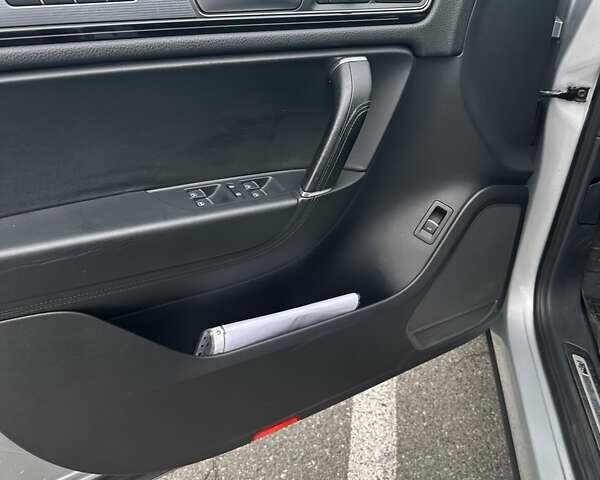 Серый Фольксваген Туарег, объемом двигателя 2.97 л и пробегом 196 тыс. км за 28000 $, фото 5 на Automoto.ua