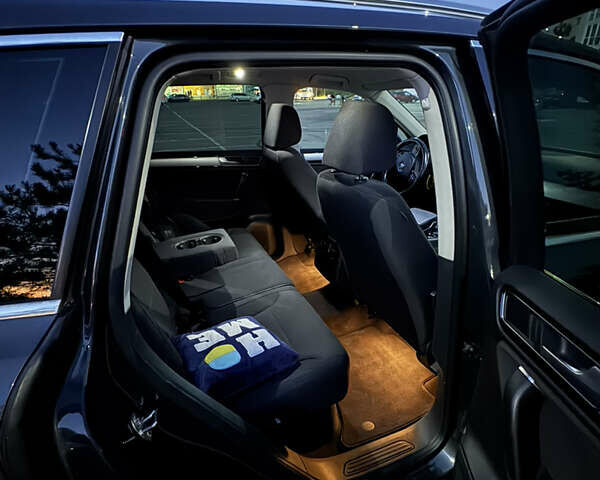 Серый Фольксваген Туарег, объемом двигателя 2.97 л и пробегом 186 тыс. км за 23500 $, фото 5 на Automoto.ua