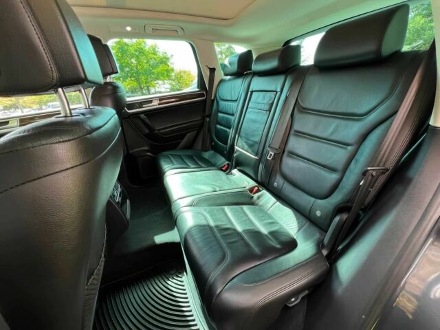 Серый Фольксваген Туарег, объемом двигателя 3 л и пробегом 74 тыс. км за 14700 $, фото 10 на Automoto.ua