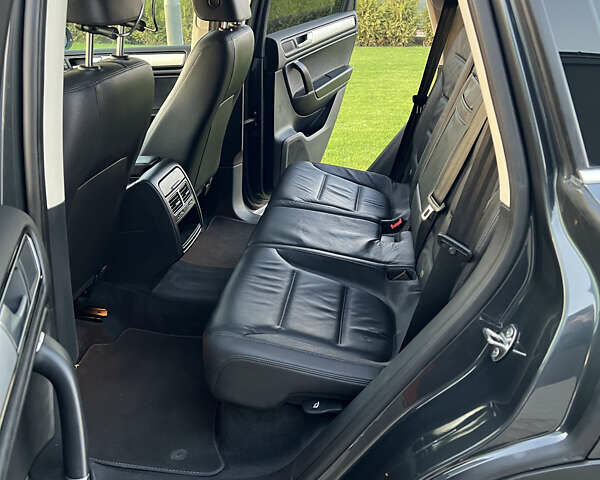 Серый Фольксваген Туарег, объемом двигателя 2.97 л и пробегом 200 тыс. км за 28500 $, фото 39 на Automoto.ua