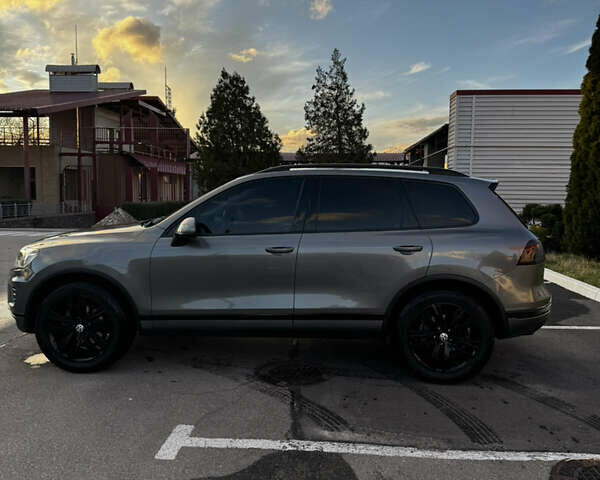 Серый Фольксваген Туарег, объемом двигателя 2.97 л и пробегом 220 тыс. км за 23500 $, фото 3 на Automoto.ua