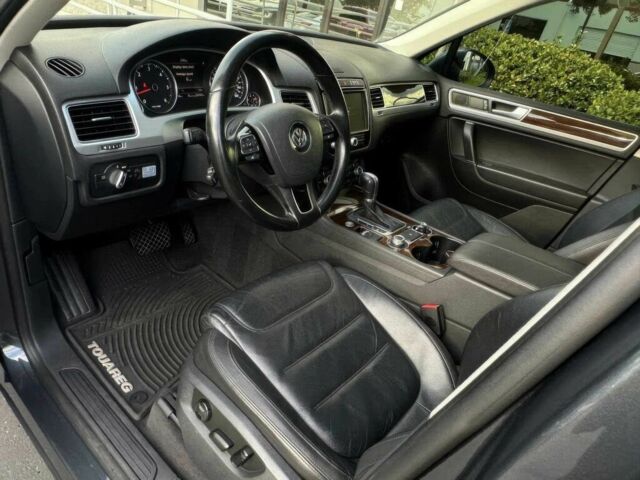 Серый Фольксваген Туарег, объемом двигателя 3 л и пробегом 72 тыс. км за 13600 $, фото 7 на Automoto.ua