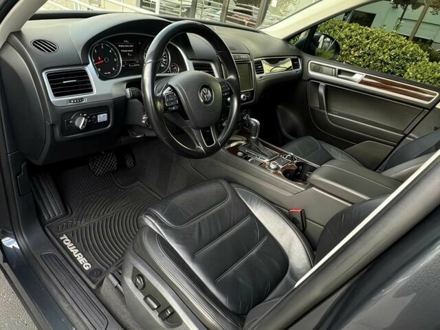 Сірий Фольксваген Туарег, об'ємом двигуна 3 л та пробігом 71 тис. км за 10000 $, фото 8 на Automoto.ua