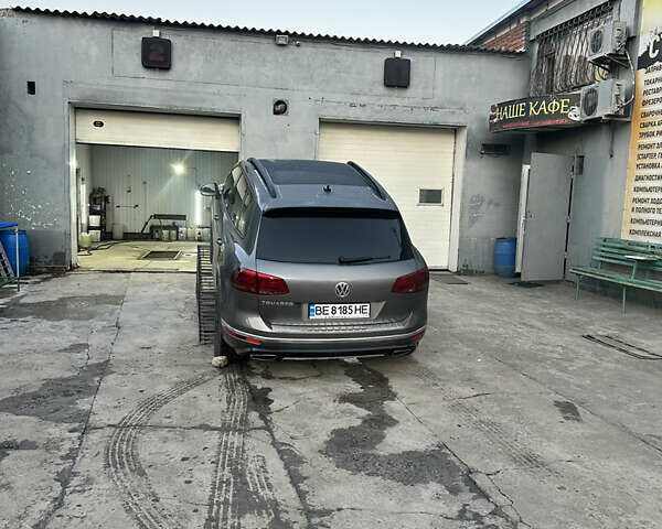 Серый Фольксваген Туарег, объемом двигателя 2.97 л и пробегом 240 тыс. км за 27500 $, фото 22 на Automoto.ua