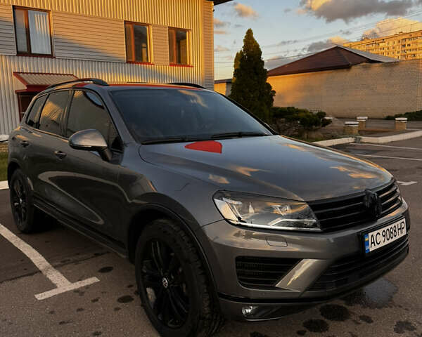 Серый Фольксваген Туарег, объемом двигателя 2.97 л и пробегом 220 тыс. км за 23500 $, фото 1 на Automoto.ua