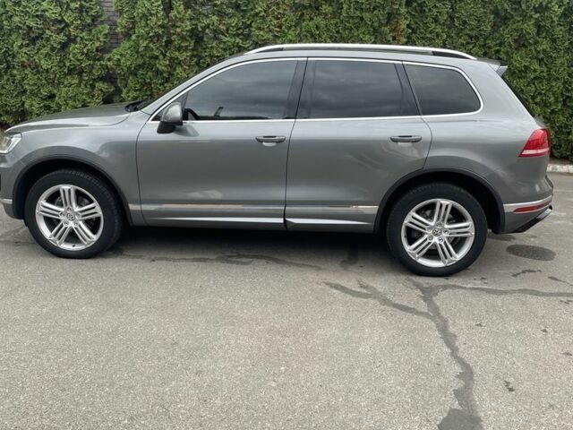 Сірий Фольксваген Туарег, об'ємом двигуна 3 л та пробігом 262 тис. км за 27999 $, фото 2 на Automoto.ua