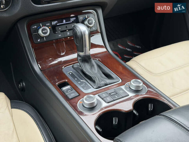 Серый Фольксваген Туарег, объемом двигателя 3 л и пробегом 228 тыс. км за 24900 $, фото 38 на Automoto.ua