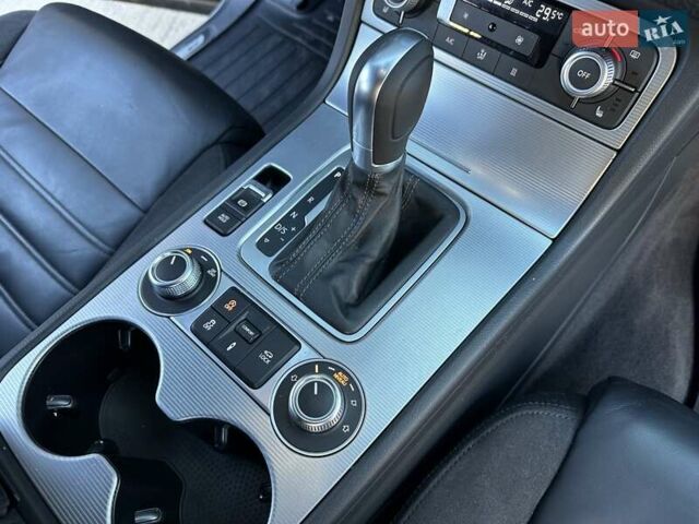 Серый Фольксваген Туарег, объемом двигателя 3 л и пробегом 193 тыс. км за 23450 $, фото 48 на Automoto.ua