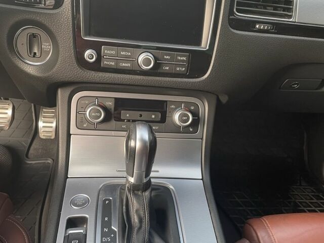 Сірий Фольксваген Туарег, об'ємом двигуна 3 л та пробігом 262 тис. км за 27999 $, фото 9 на Automoto.ua