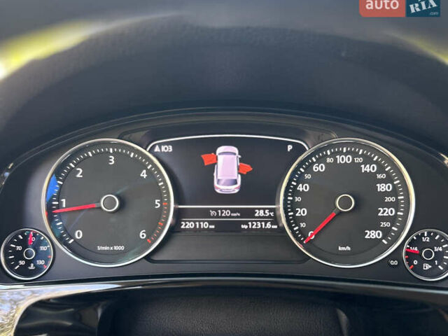 Сірий Фольксваген Туарег, об'ємом двигуна 2.97 л та пробігом 220 тис. км за 21400 $, фото 17 на Automoto.ua