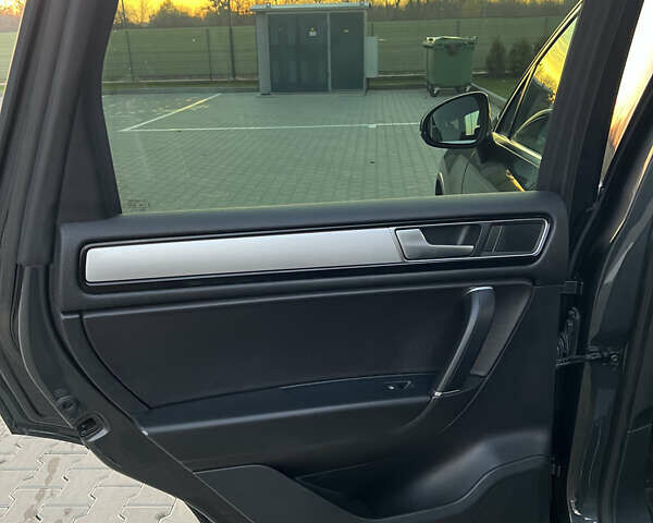 Серый Фольксваген Туарег, объемом двигателя 2.97 л и пробегом 200 тыс. км за 28500 $, фото 13 на Automoto.ua