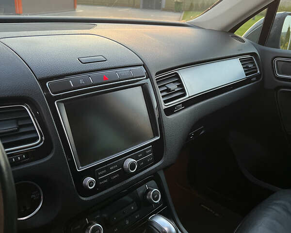 Серый Фольксваген Туарег, объемом двигателя 2.97 л и пробегом 200 тыс. км за 28500 $, фото 47 на Automoto.ua