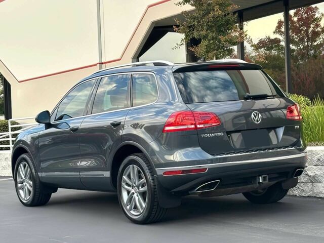 Сірий Фольксваген Туарег, об'ємом двигуна 3 л та пробігом 71 тис. км за 10000 $, фото 5 на Automoto.ua