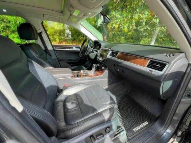 Серый Фольксваген Туарег, объемом двигателя 3 л и пробегом 74 тыс. км за 18900 $, фото 7 на Automoto.ua