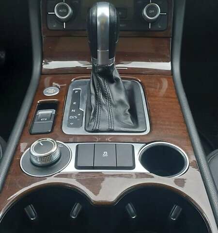 Серый Фольксваген Туарег, объемом двигателя 2.97 л и пробегом 273 тыс. км за 21999 $, фото 10 на Automoto.ua