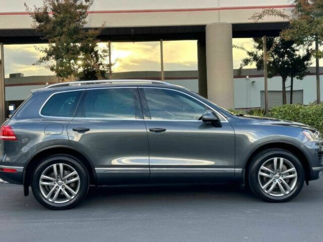 Серый Фольксваген Туарег, объемом двигателя 3 л и пробегом 72 тыс. км за 13600 $, фото 2 на Automoto.ua