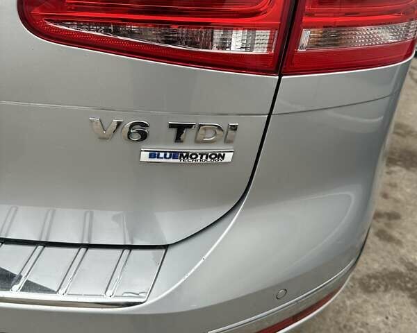 Серый Фольксваген Туарег, объемом двигателя 2.97 л и пробегом 196 тыс. км за 28000 $, фото 26 на Automoto.ua