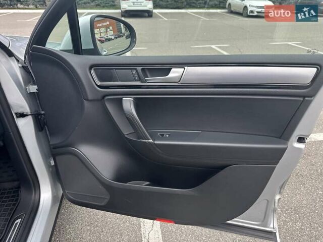 Серый Фольксваген Туарег, объемом двигателя 2.97 л и пробегом 196 тыс. км за 28000 $, фото 12 на Automoto.ua