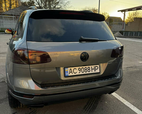 Серый Фольксваген Туарег, объемом двигателя 2.97 л и пробегом 220 тыс. км за 23500 $, фото 4 на Automoto.ua