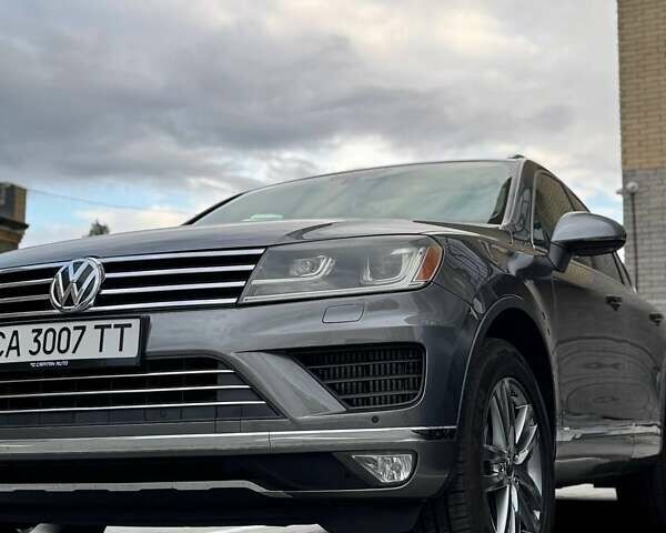 Серый Фольксваген Туарег, объемом двигателя 3 л и пробегом 190 тыс. км за 24000 $, фото 2 на Automoto.ua