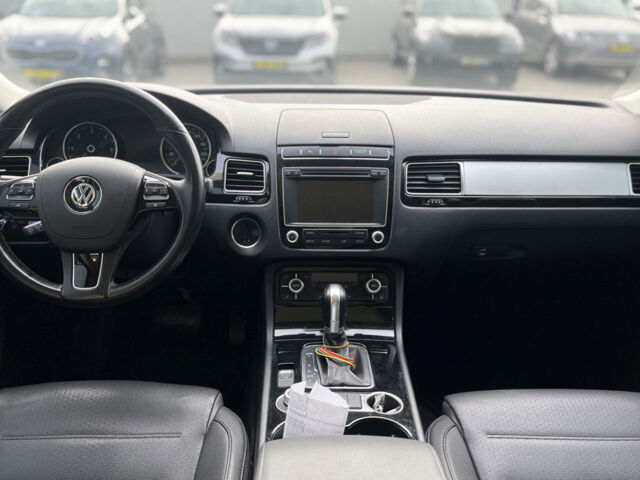 Серый Фольксваген Туарег, объемом двигателя 3 л и пробегом 176 тыс. км за 25000 $, фото 17 на Automoto.ua