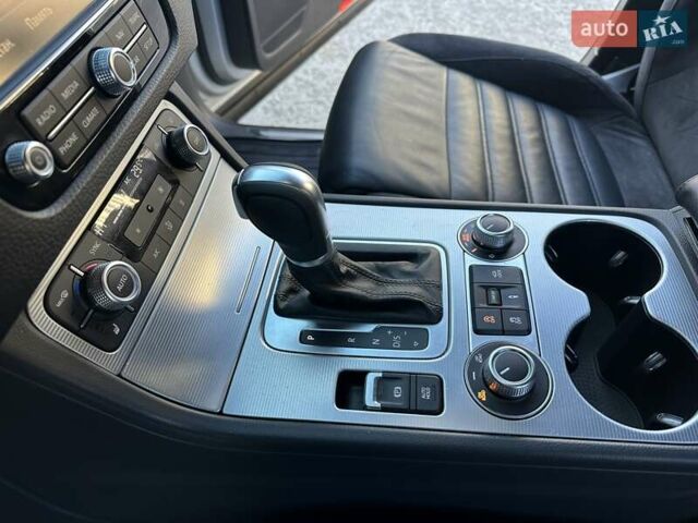 Серый Фольксваген Туарег, объемом двигателя 3 л и пробегом 193 тыс. км за 23450 $, фото 86 на Automoto.ua