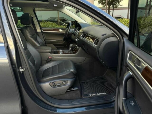 Серый Фольксваген Туарег, объемом двигателя 3 л и пробегом 72 тыс. км за 13600 $, фото 11 на Automoto.ua