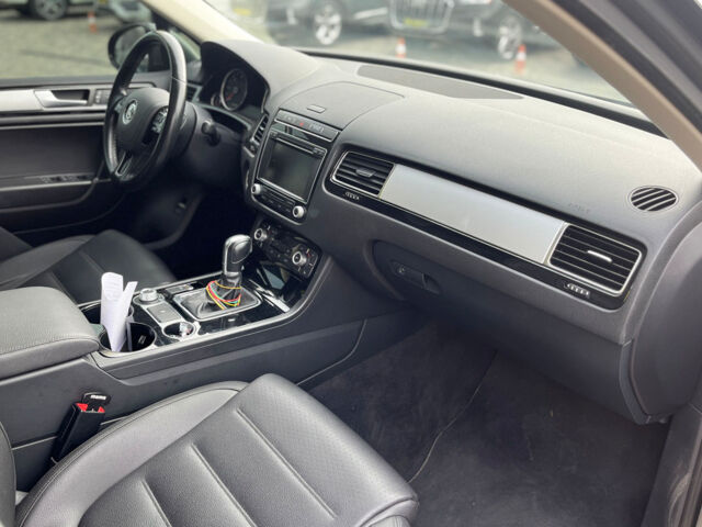 Серый Фольксваген Туарег, объемом двигателя 3 л и пробегом 176 тыс. км за 25000 $, фото 23 на Automoto.ua