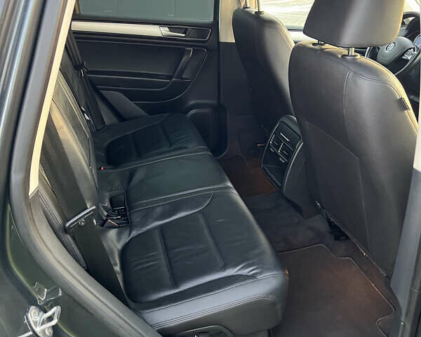 Серый Фольксваген Туарег, объемом двигателя 2.97 л и пробегом 200 тыс. км за 28500 $, фото 37 на Automoto.ua