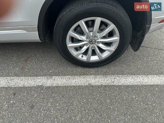 Серый Фольксваген Туарег, объемом двигателя 2.97 л и пробегом 196 тыс. км за 28000 $, фото 16 на Automoto.ua