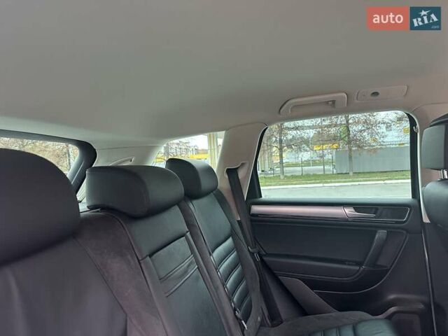 Серый Фольксваген Туарег, объемом двигателя 2.97 л и пробегом 196 тыс. км за 28000 $, фото 13 на Automoto.ua