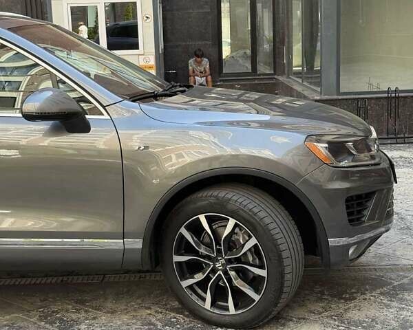 Сірий Фольксваген Туарег, об'ємом двигуна 3.6 л та пробігом 145 тис. км за 19000 $, фото 31 на Automoto.ua