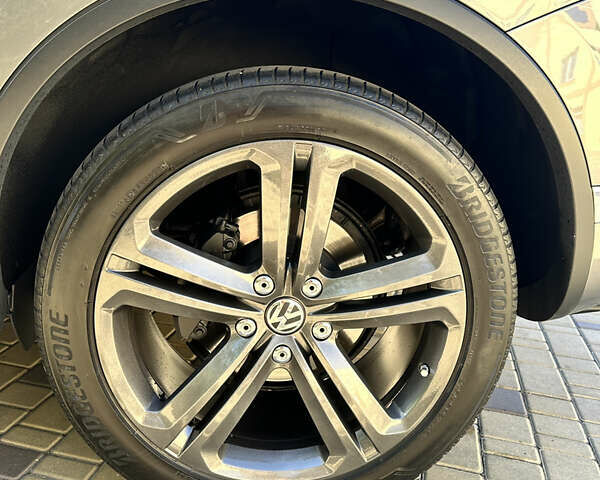 Серый Фольксваген Туарег, объемом двигателя 2.97 л и пробегом 240 тыс. км за 27500 $, фото 8 на Automoto.ua