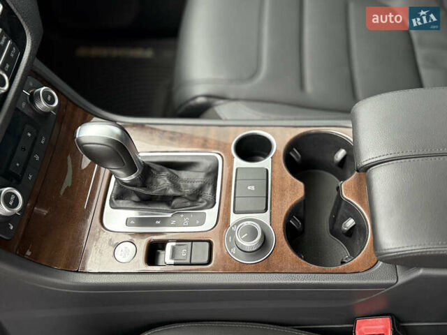 Серый Фольксваген Туарег, объемом двигателя 3 л и пробегом 186 тыс. км за 22500 $, фото 19 на Automoto.ua