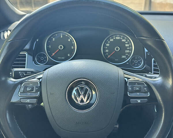 Серый Фольксваген Туарег, объемом двигателя 2.97 л и пробегом 240 тыс. км за 27500 $, фото 7 на Automoto.ua