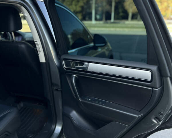 Сірий Фольксваген Туарег, об'ємом двигуна 2.97 л та пробігом 220 тис. км за 21400 $, фото 13 на Automoto.ua