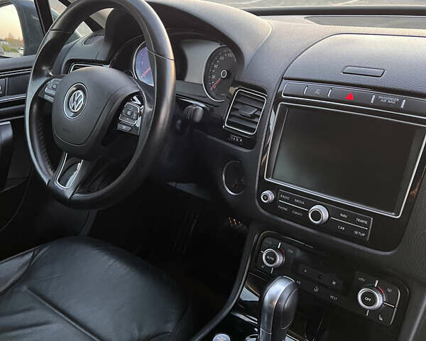 Серый Фольксваген Туарег, объемом двигателя 2.97 л и пробегом 200 тыс. км за 28500 $, фото 43 на Automoto.ua