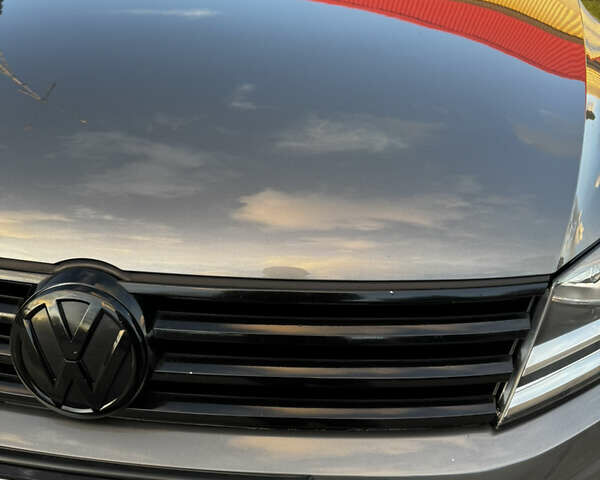 Серый Фольксваген Туарег, объемом двигателя 2.97 л и пробегом 220 тыс. км за 23500 $, фото 10 на Automoto.ua