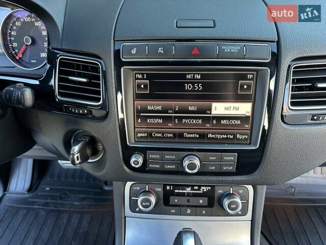 Серый Фольксваген Туарег, объемом двигателя 3 л и пробегом 193 тыс. км за 23450 $, фото 68 на Automoto.ua