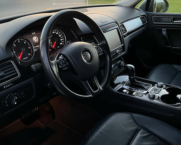 Серый Фольксваген Туарег, объемом двигателя 2.97 л и пробегом 200 тыс. км за 28500 $, фото 58 на Automoto.ua