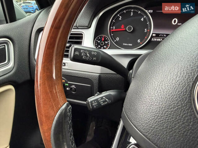 Серый Фольксваген Туарег, объемом двигателя 3 л и пробегом 228 тыс. км за 24900 $, фото 52 на Automoto.ua