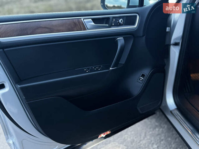 Серый Фольксваген Туарег, объемом двигателя 3 л и пробегом 205 тыс. км за 27500 $, фото 42 на Automoto.ua