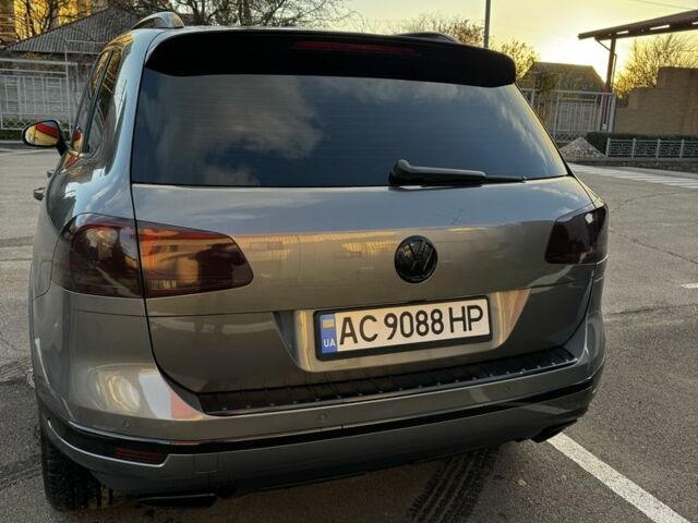 Серый Фольксваген Туарег, объемом двигателя 3 л и пробегом 200 тыс. км за 23500 $, фото 3 на Automoto.ua